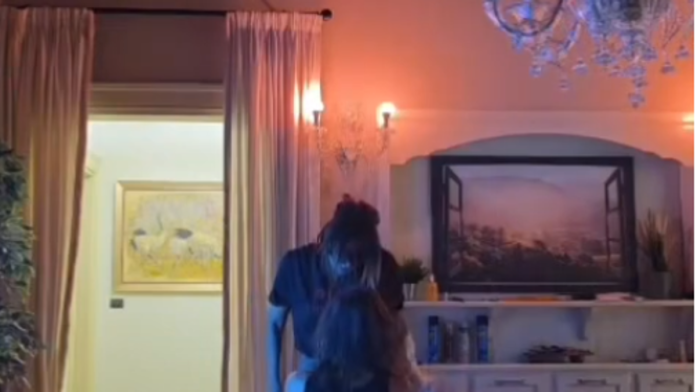 rale-zaprosio-anu-nikolic-u-gacama-njih-dvoje-sami-u-kuci,-a-on-sve-snimao:-pao-na-kolena,-pevacica-ga-ljubi-(video)