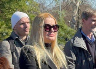 NIJE SE POJAVLJIVALA ZBOG BOLESTI, A SAD DOŠLA NA POMENU SAŠI POPOVIĆU Lice sakrila naočarima, a evo sa čime je imala problem (FOTO) nije-se-pojavljivala-zbog-bolesti,-a-sad-dosla-na-pomenu-sasi-popovicu-lice-sakrila-naocarima,-a-evo-sa-cime-je-imala-problem-(foto)