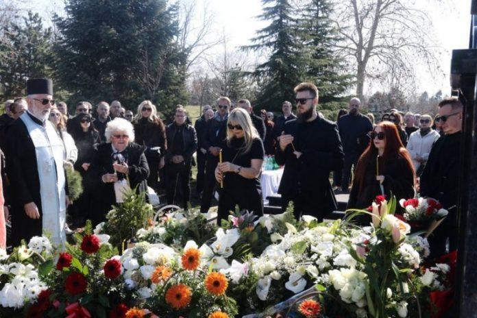 uznemirujuce-izdanje-udovice-sase-popovica-–-suzana-zapomaze-na-sav-glas-nad-grobom!-deca-je-ne-ispustaju-iz-vida!-(video)