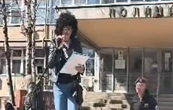 “ubijte-vucica”-na-blokaderskom-skupu-u-kraljevu!-monstruozna-scena:-hteli-da-kolju-decu-predsednika-srbije,-sada-im-ogranizuju-skup-podrske-(video) “ubijte-vucica”-na-blokaderskom-skupu-u-kraljevu!-monstruozna-scena:-hteli-da-kolju-decu-predsednika-srbije,-sada-im-ogranizuju-skup-podrske-(video)