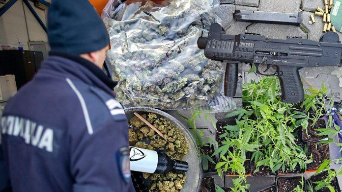 policajci-su-na-granicnom-srbije-i-crne-gore-zaustavili-automobil,-ubrzo-je-usledio-potpuni-sok:-u-vozilu-nema-cega-nije-bilo-(foto)