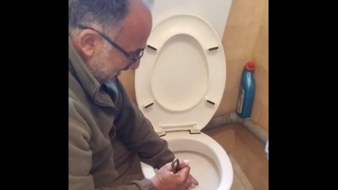 kad-je-video-sta-su-mu-izvukli-iz-wc-solje,-grk-doslovno-zanemeo-od-straha-–-ovako-izgleda-najgora-nocna-mora-(video)