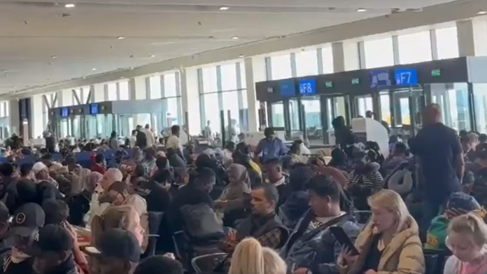 “rakete-prelecu-neprestano,-totalni-je-haos!”-srpska-porodica-u-epicentru-horora-u-dubaiju:-“spakovani-smo,-spremni-za-evakuaciju”