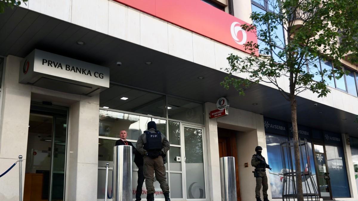 aco-dukanovic-sa-lisicama-na-rukama-brat-mila-dukanovica-priveden-u-tuzilastvo-na-saslusanje-(video) aco-dukanovic-sa-lisicama-na-rukama-brat-mila-dukanovica-priveden-u-tuzilastvo-na-saslusanje-(video)