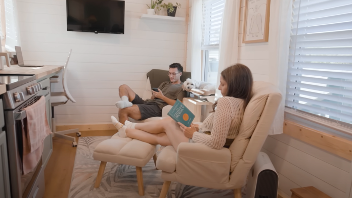 ovaj-par-se-skucio-u-37-kvadrata,-na-sve-ovo-su-potrosili-jako-mali-novac:-uz-pomoc-jednog-trika-njihov-dom-izgleda-prostranije-nego-sto-se-cini-na-prvi-pogled