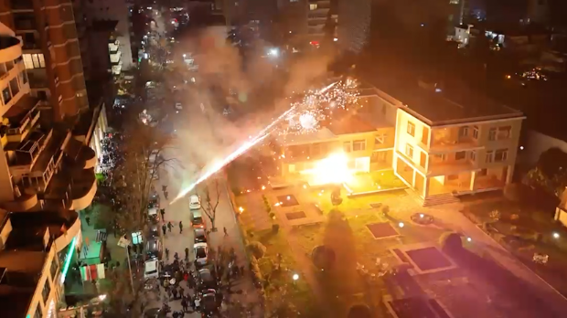 Поново-водени-топови-и-сузавац-на-протесту-у-Тирани,-запаљена-вила-Енвера-Хоџе