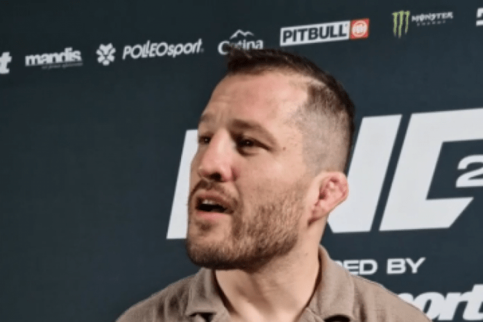 kroata-za-sportissimo-o-haosu:-prvo-se-moli,-pa-pokazuje-ono!-trebalo-je-da-ga-gurnu-u-publiku…-(video)