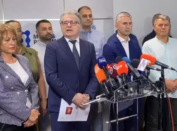 omladina-sns-nis-porucila-niskom-masteru-demagogije:-dr-milicu,-da-li-vas-je-baron-zarazio-“baronisanjem”,-pa-obmanjujete-javnost? omladina-sns-nis-porucila-niskom-masteru-demagogije:-dr-milicu,-da-li-vas-je-baron-zarazio-“baronisanjem”,-pa-obmanjujete-javnost?