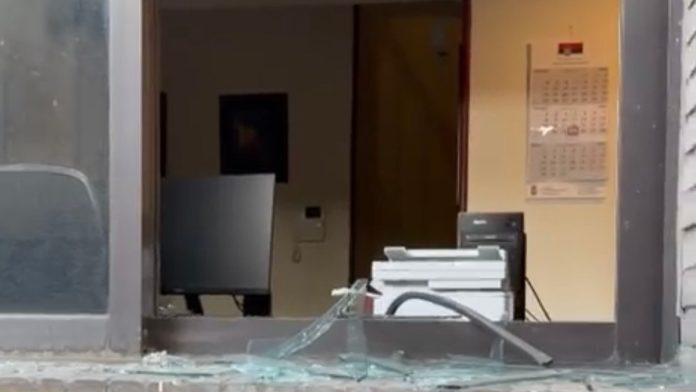 (video)-ostecena-ambasada-srbije-u-teheranu-razbijeni-prozori,-srca-na-sve-strane