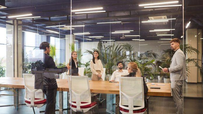 generacija-z-na-razgovor-za-posao-vodi-roditelje:-cak-20-odsto-kandidata-dolazi-sa-pratnjom-na-intervju