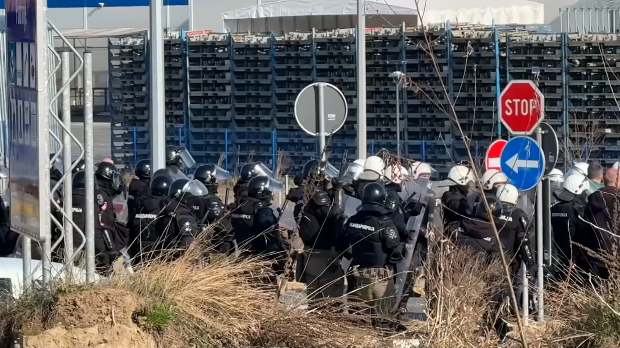 Покушај-пољопривредника-да-блокирају-прелазе-“Трбушница”-и-Бадовинци,-приведено-више-особа