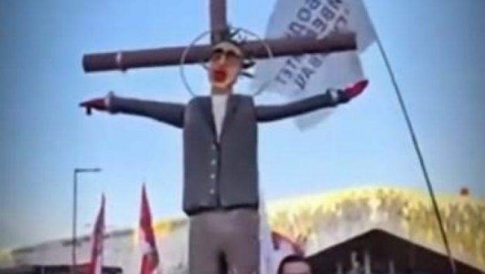 mesarovic-osudila-skandalozan-transparent-sa-likom-vucica-u-nisu:-za-decu-koja-se-radaju-–-necemo-ustuknuti-pred-mrznjom!