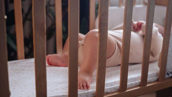 stavila-dete-da-spava,-a-onda-je-pogledala-u-kameru-i-zaledila-se:-“cula-sam-glas”