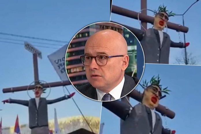 “monstrumi-svaki-dan-pokazuju-da-im-je-cilj-kako-ubiti-vucica”-vucevic-najostrije-osudio-sraman-transparent-na-blokaderskom-skupu-u-nisu:-vucic-je-garant-mira!