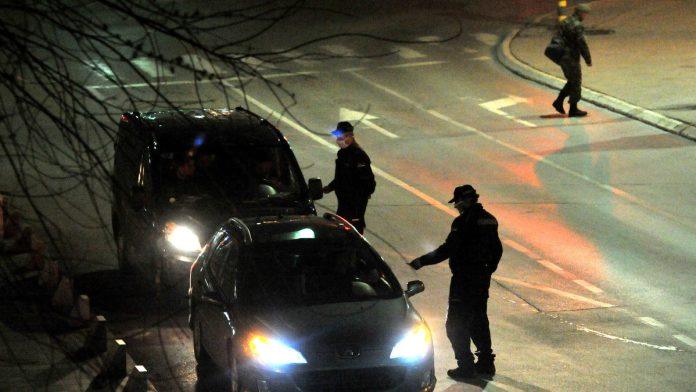 probili-policijsku-blokadu,-pa-kolima-sleteli-u-kanal-filmska-potera-u-beogradu:-jurcali-kroz-crvena-svetla,-pa-uhapseni,-medu-njima-i-maloletnik