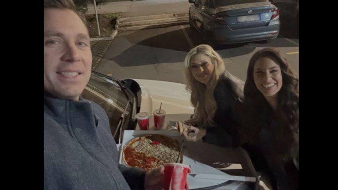 kosjerina,-kristina-i-stefan-napravili-piknik-na-haubi-auta-pokazali-sta-jedu-i-kako-se-zabavljaju-nakon-finala-pze-2026:-ne-skidaju-osmeh-sa-lica