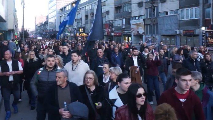 zavrsen-protest-u-nisu:-demonstranti-se-okupili-na-dve-lokacije