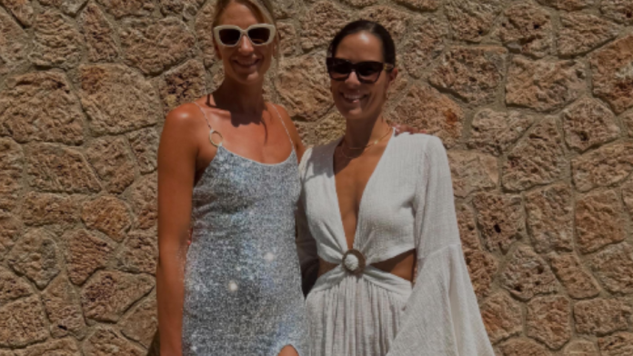 kuma-ane-ivanovic-okrenula-zadnjicu-kameri,-a-rasne-obline-samo-sevaju:-pozira-na-plazi,-telo-zategnuto-kao-pracka-u-4.-deceniji-(foto)