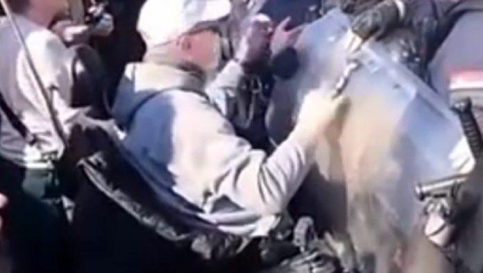 blokaderi-guraju-osobe-sa-invaliditetom-pred-policiju:-haos-na-protestu,-covek-u-kolicima-u-prvom-redu-(video)