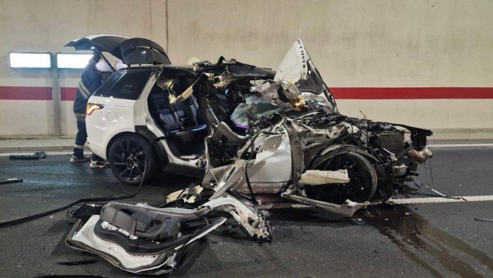 jeziv-prizor-na-auto-putu-milos-veliki,-“land-rover”-zguzvan-kao-limenka-vozac-izgubio-kontrolu,-pa-se-zakucao-u-zid-tunela-(foto,-video)