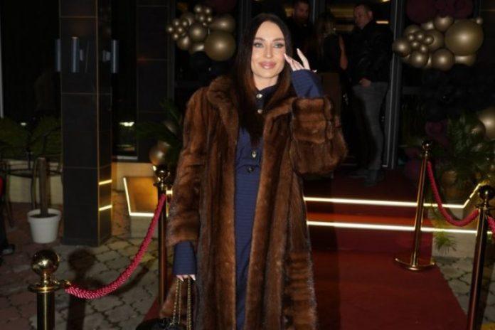 kaca-zivkovic-lila-suze-na-sceni:-s-devojkom-iz-publike-se-slomila,-prvi-put-uradila-ovo!-(video)