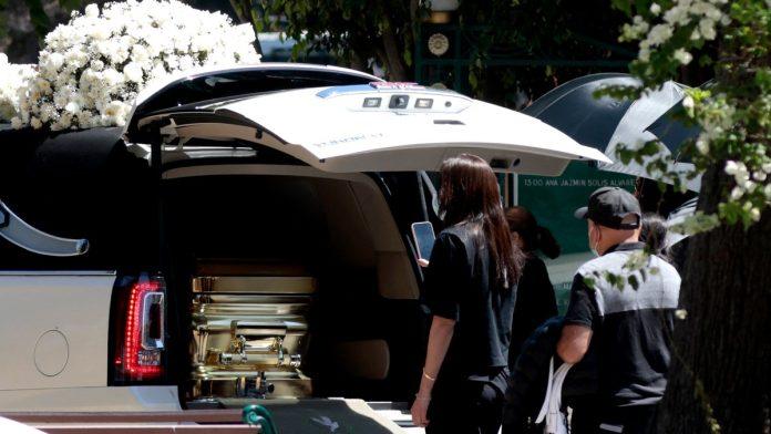 (foto,-video)-spektakularna-sahrana-najmocnijeg-narko-bosa-na-svetu-covek-zbog-kog-je-cela-zemlja-gorel-pracen-u-zlatnom-sanduku-uz-muziku-i-nevidene-mere-bezbednosti