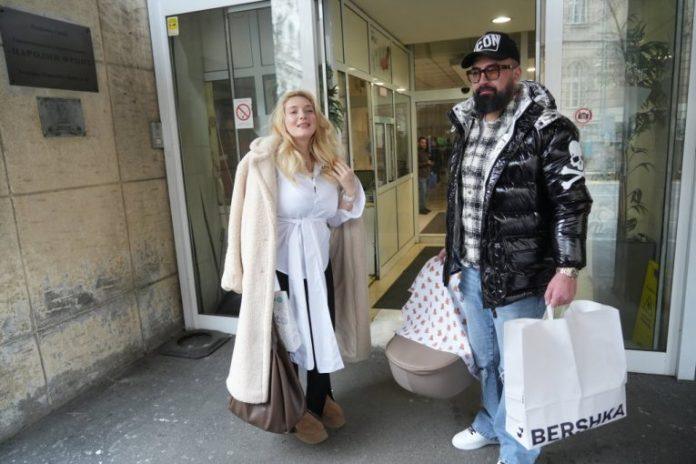 prva-fotografije-nakon-porodaja,-pevacicu-muz-izveo-iz-porodilista!-sve-oci-uprte-u-nju,-jedan-detalj-posebno-privukao-paznju!