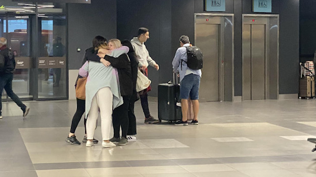 Први-авион-из-Дубаија-са-српским-држављанима-слетео-у-Београд,-у-току-евакуација-из-Израела Први-авион-из-Дубаија-са-српским-држављанима-слетео-у-Београд,-у-току-евакуација-из-Израела