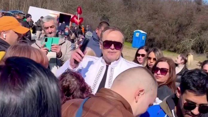 nas-pevac-imao-nastup-na-livadi,-celo-selo-doslo-da-ga-vidi-opkolili-ga-mestani-u-bugarskoj,-oko-njega-poljski-wc-i-ozvucenje-na-prikolici