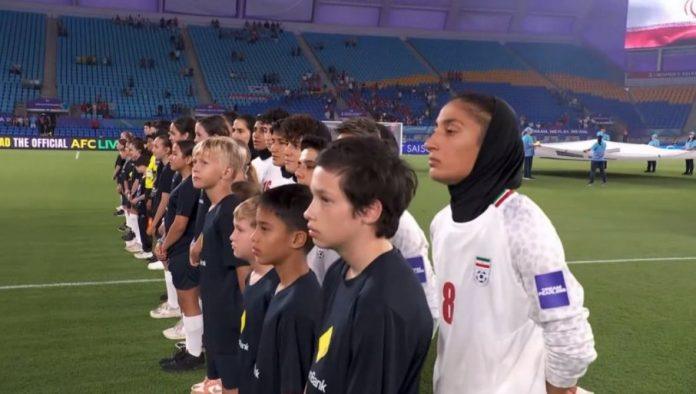 ceo-svet-u-soku!-evo-sta-su-uradile-fudbalerke-irana-na-prvoj-medunarodnoj-utakmici-otkako-su-amerika-i-izrael-napali-njihovu-zemlju-(video)