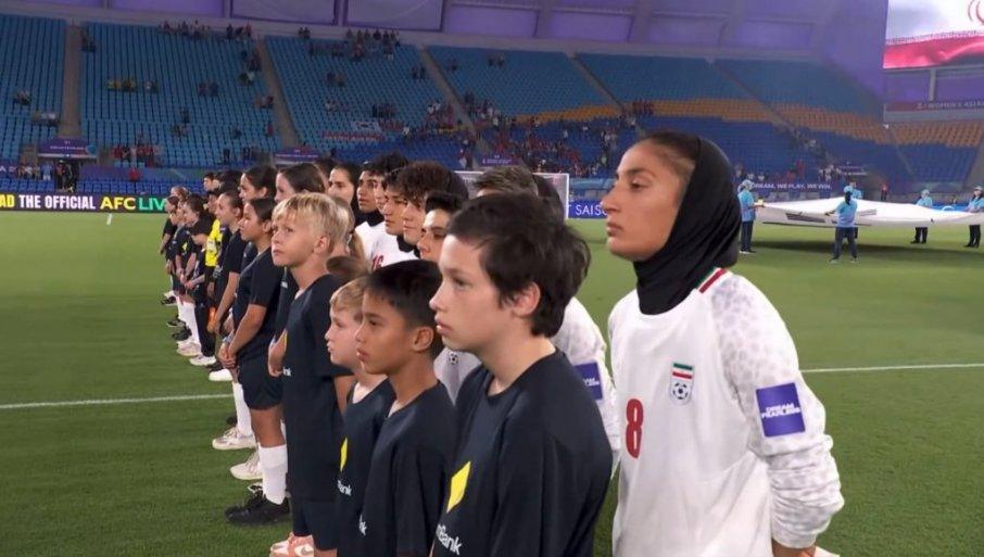 ceo-svet-u-soku!-evo-sta-su-uradile-fudbalerke-irana-na-prvoj-medunarodnoj-utakmici-otkako-su-amerika-i-izrael-napali-njihovu-zemlju-(video) ceo-svet-u-soku!-evo-sta-su-uradile-fudbalerke-irana-na-prvoj-medunarodnoj-utakmici-otkako-su-amerika-i-izrael-napali-njihovu-zemlju-(video)