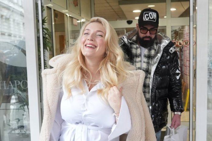 prva-fotka-malog-simeona-kapora:-nikolina-kovac-raznezila-javnost-nakon-izlaska-iz-porodilista!-(foto)