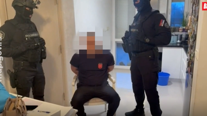 (foto,-video)-ovako-su-pali-clanovi-balkanskog-kartela-sumnja-se-da-su-oprali-skoro-milion-evra-od-prodaje-kokaina:-ukp-naoruzan-do-zuba,-ovnovima-razvaljuje-vrata