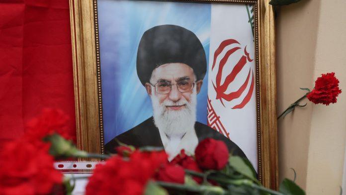 ko-je-izdao-i-hakovao-lidera-irana?-ajatolah-brutalno-likvidiran,-nije-postedena-ni-porodica