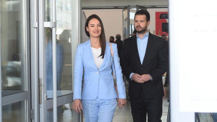 otkrivena-imovina-jakova-milatovica-ima-stan,-kucu-i-livadu,-a-supruga-zaraduje-vise-od-njega