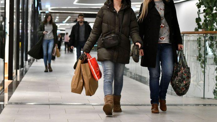 imate-jos-10-dana-da-potrosite-10000-dinara:-posle-15.-marta-ova-pomoc-vise-ne-vazi,-evo-gde-i-sta-mozete-da-kupite