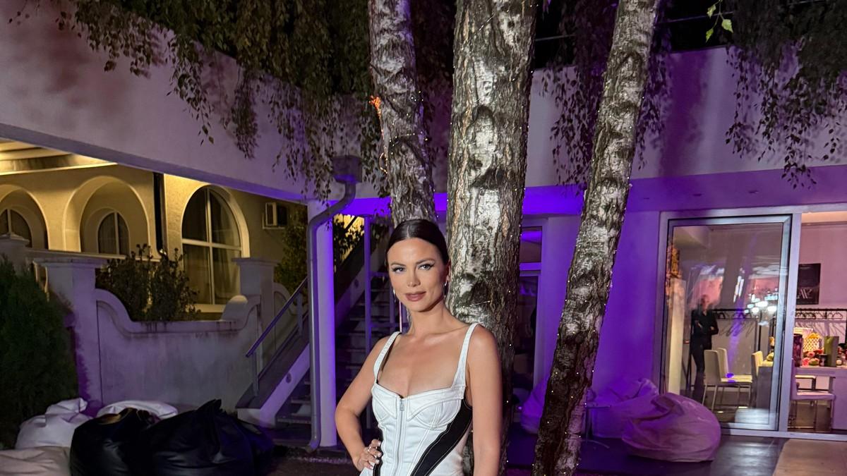 banane-i-voda-za-savrsenu-liniju-ovako-je-pevacica-izgubila-10-kilograma-za-12-dana,-imala-posebnu-ishranu banane-i-voda-za-savrsenu-liniju-ovako-je-pevacica-izgubila-10-kilograma-za-12-dana,-imala-posebnu-ishranu