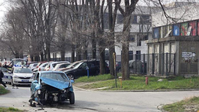 delovi-vozila-rasuti-po-putu!-teska-nesreca-u-novom-sadu,-policija-na-licu-mesta-(foto)