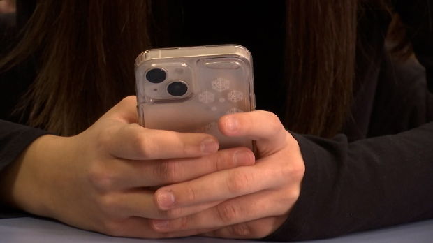 Мобилни-телефони-од-учионица-до-парламента-–-предлог-закона-о-ограничењу-употребе-у-школама Мобилни-телефони-од-учионица-до-парламента-–-предлог-закона-о-ограничењу-употребе-у-школама