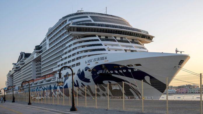 hiljade-turista-zarobljeno-na-kruzeru-usred-rata,-scena-o-kojoj-bruji-ceo-svet:-“iznad-glava-nam-obaraju-rakete,-a-mi-duskamo-uz-bazen”