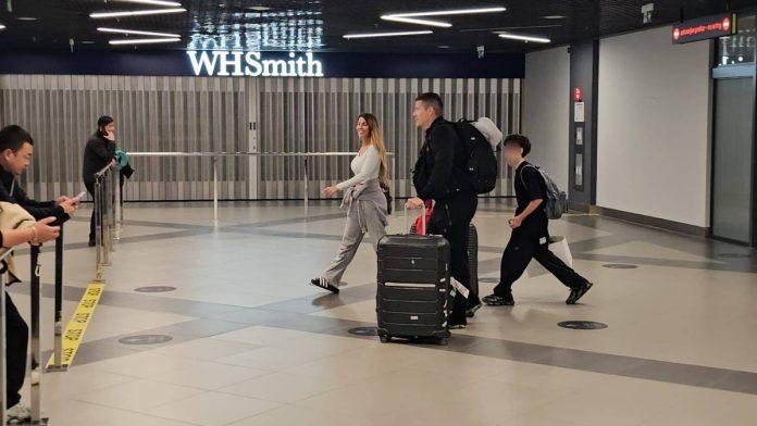 sloba-i-jelena-stigli-u-beograd-pevac-nakon-drame-na-maldivima-sa-porodicom-dosao-kuci,-ne-skidaju-osmeh-–-tu-je-i-mali-damjan-(foto)