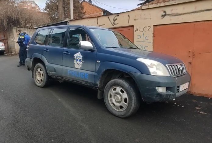 stravicna-tortura-nad-srpskim-mladicem-(18)-u-leposavicu:-tzv.-kosovska-policija-ga-mucila-zbog-natpisa-na-duksu