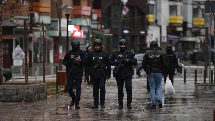 ubacen-u-kola-i-tucen-srpskog-mladica-u-leposavicu-maltretirala-kosovska-policija-zbog-natpisa-na-duksu