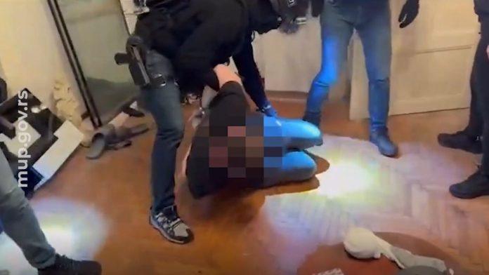 svercovali-migrante-do-subotice-ovako-su-pali-krijumcari-ljudi:-policajci-upali-u-stanove,-zaplenjen-i-pistolj-(video)