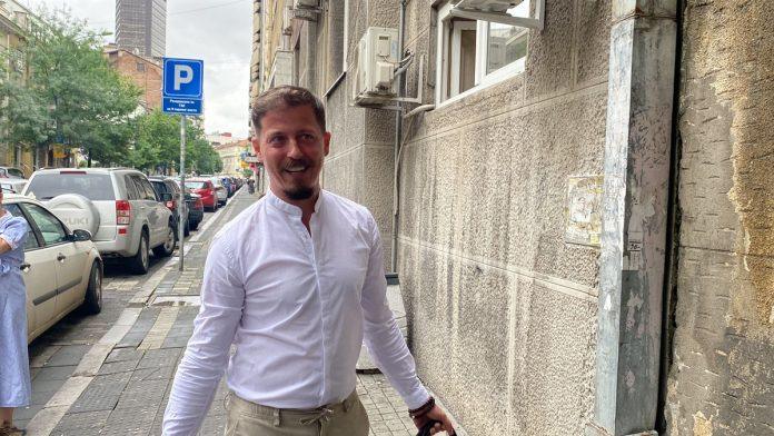 promenio-zanimanje,-pa-sa-suprugom-usao-u-biznis-nas-pevac-na-ovaj-nacin-odlicno-zaraduje,-a-malo-ko-se-seca-da-je-radio-i-kao-konobar