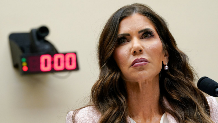 tramp-smenio-kristi-noem-koja-je-predvodila-njegovu-imigracionu-politiku