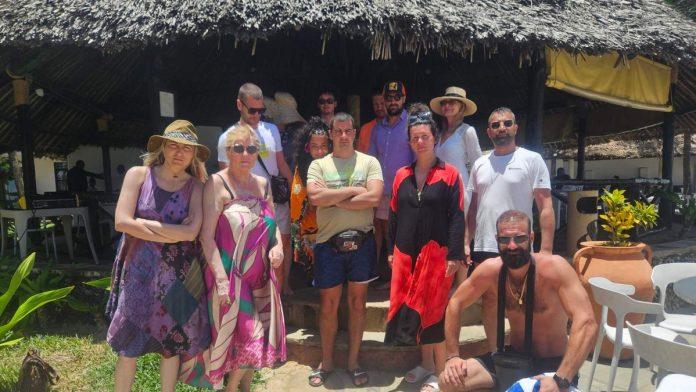 turisti-iz-srbije-“zarobljeni”-u-keniji-let-za-dubai-vec-3-puta-otkazan,-od-sutra-sami-placaju-smestaj,-pojedini-ostaju-bez-lekova