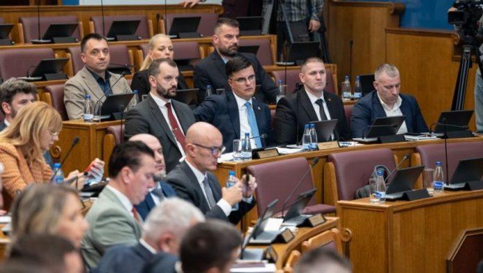 klanove-ste-vi-podmirivali!-tenzije-u-skupstini-zbog-predlozenih-zakona-o-unutrasnjim-poslovima-i-anb