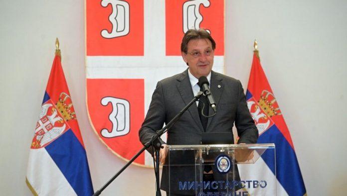 cvece-i-cestitke-za-lepsi-pol:-ministar-gasic-povodom-dana-zena-urucio-poklone-pripadnicama-sistema-odbrane