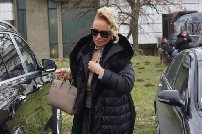 sok-izdanje-lepe-brene,-objavljena-fotografija-kruzi-internetom:-komentari-pljuste-sa-svih-strana,-hitno-reagovala-i-njena-koleginica!